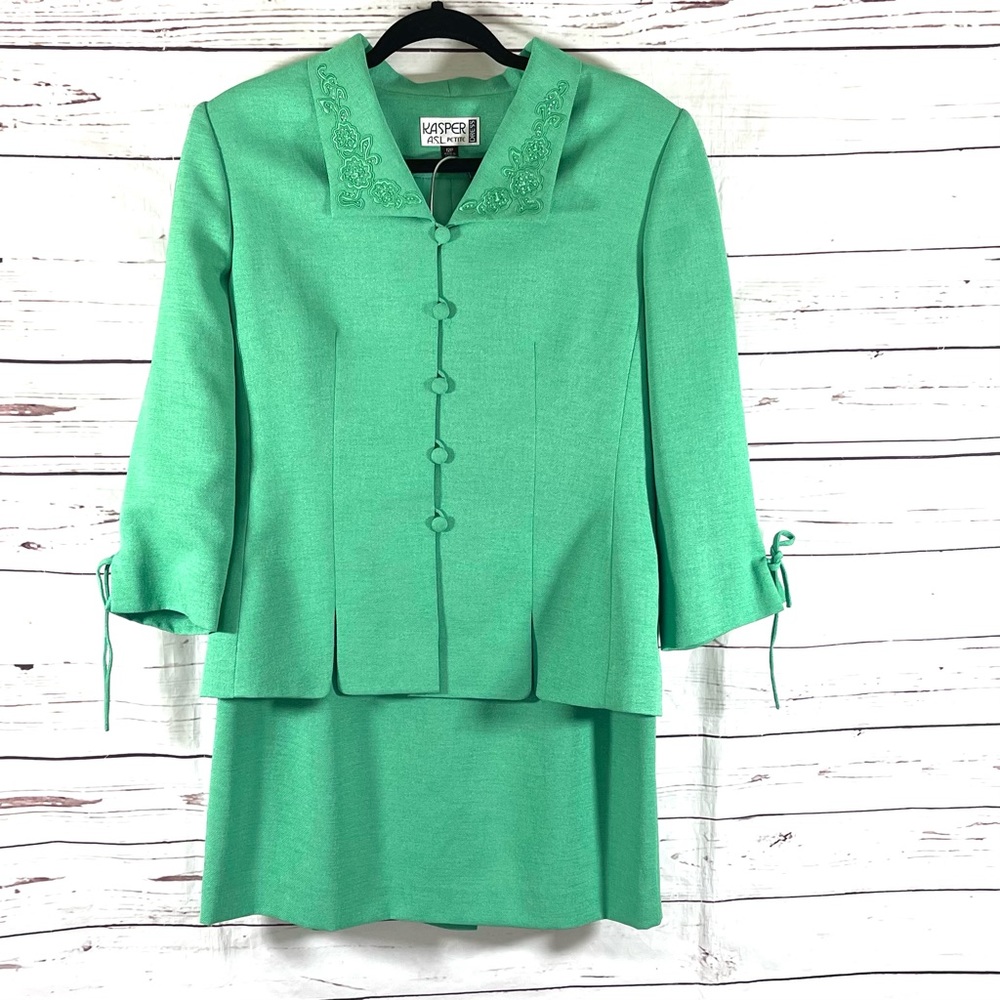 Kasper Women's 2PC Skirt Suit Blazer Buttons Green Embroidered Collar Petite 12P